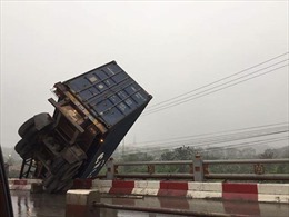 Tai nạn liên hoàn, xe container 18 bánh treo lơ lửng trên cầu Thanh Trì