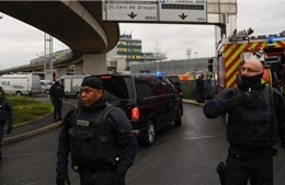 Giật vũ khí của binh sĩ, một người bị cảnh sát bắn chết tại sân bay ở Paris