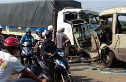 Gia Lai: Xe chở học sinh đâm vào đuôi xe tải, 18 người thương vong