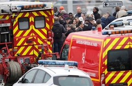 Pháp điều tra khủng bố vụ nổ súng tại sân bay