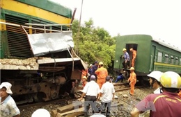 Đã thông tuyến đường sắt sau vụ tàu hỏa đâm xe tải tại Bình Định