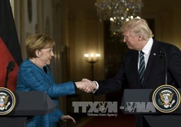 Màn chào hỏi khó khăn của ông Trump và bà Merkel