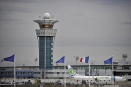 Sân bay Pháp bị tấn công hoạt động trở lại