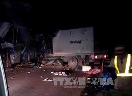 Xe khách đấu đầu xe tải trên đường Hồ Chí Minh, 12 người thương vong