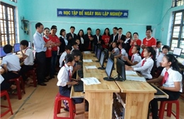 Trao tặng thiết bị dạy học cho hai trường THCS tỉnh Quảng Trị
