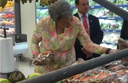 Phu nhân Thủ tướng Lý Hiển Long bình dị đi mua trái cây tại Co.opXtra
