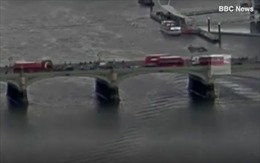 Nhảy xuống sông Thames tránh xe điên loạn của kẻ tấn công ngoài Quốc hội Anh