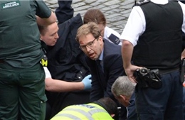 Nghị sĩ Anh dũng cảm cứu cảnh sát bị khủng bố đâm gục 