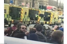 &#39;Bó tay&#39; với người đeo kính râm, chụp ảnh tự sướng tại hiện trường khủng bố ở Anh