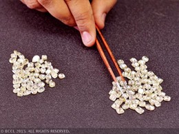 Kẻ buôn lậu ranh ma giấu 1.000 viên kim cương trong đế giày