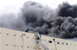 Lửa vẫn bao trùm Khu công nghiệp Trà Nóc, sau 6 giờ xảy ra hỏa hoạn