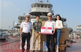 Hoa hậu Thu Vũ tặng quà cho các chiến sỹ Hải quân 