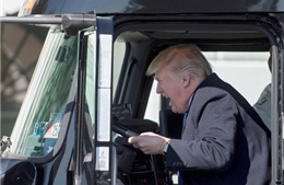 Tổng thống Trump hớn hở bấm còi, giả vờ lái xe tải