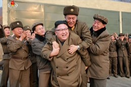Thử tên lửa thành công, ông Kim Jong-un vui mừng cõng chuyên gia