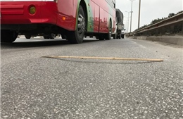 Hằn lún mặt cầu Thanh Trì gây nguy hiểm cho phương tiện lưu thông