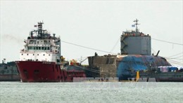 Phà Sewol được đưa lên tàu chở về cảng 