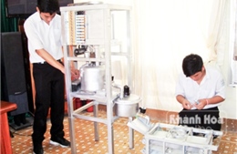 Hai học sinh sáng chế máy làm bánh xoài nhanh gấp 4 lần thủ công