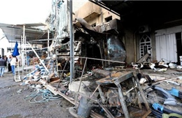 Xe tải mang bom nổ rung chuyển Baghdad, 17 người chết