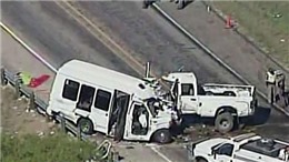 Xe tải chở 14 người đâm xe kéo tại Texas, 12 người chết thảm