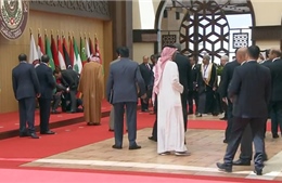 Tổng thống Lebanon ngã sấp mặt trước cuộc họp quan trọng