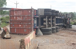 Bình Phước: Xe container mất lái lật nhào giữa đường lúc nửa đêm
