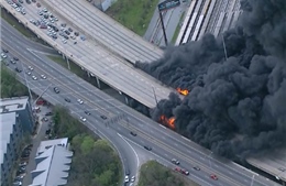 Mỹ: Đường cao tốc bốc cháy dữ dội rồi đổ sập, ách tắc nghiêm trọng