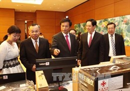Tiếp nhận quà tặng của Chính phủ Trung Quốc tặng Quốc hội Việt Nam