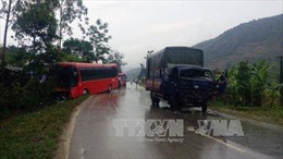 2 người thương nặng sau va chạm giữa xe khách và xe tải ở Sơn La