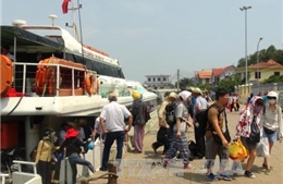 Biển động, hàng trăm du khách &#39;mắc kẹt&#39; tại đảo Lý Sơn