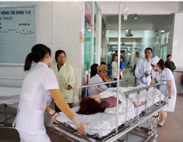Lấy mẫu thức ăn sau vụ 50 công nhân bị ngộ độc ở Nghệ An