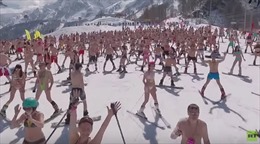 Hàng nghìn người mặc bikini trượt tuyết ở Sochi