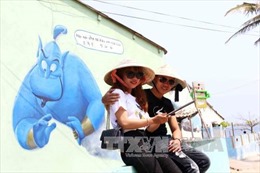 Du khách đổ xô đến làng bích họa &#39;độc nhất vô nhị&#39; tại Quảng Nam