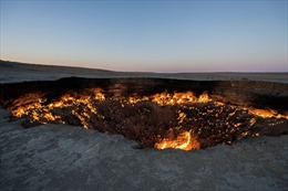 ‘Cổng địa ngục’ cháy rừng rực hơn 40 năm không tắt