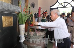 Tổng Bí thư Nguyễn Phú Trọng dâng hương tại Khu Lưu niệm Tổng Bí thư Lê Duẩn 