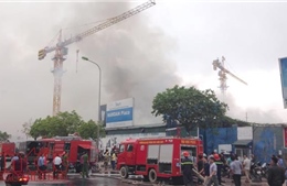 Cháy lớn trên đường Phạm Hùng, khói bốc cao hàng chục mét