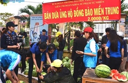 Tuổi trẻ Khánh Hòa &#39;giải cứu&#39; dưa hấu cho nông dân Quảng Ngãi
