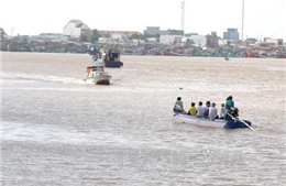 Vụ chìm tàu trên sông Gành Hào: Nỗ lực tìm kiếm nạn nhân mất tích