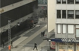 Xe tải lao vào đám đông ở Thụy Điển, nghi ngờ tấn công khủng bố