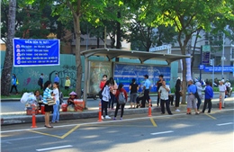 Hành khách lúng túng trong ngày đầu tiên dời trạm xe buýt Bến Thành