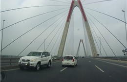 Hai lái xe chạy ngược chiều trên cầu Nhật Tân vẫn cố tình ‘chây ì’ trốn phạt 