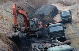 Xe tải ‘hổ vồ’ rầm rập khai thác than trộm, chính quyền làm ngơ
