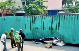Nam Định: Xe container phanh gấp, lật đè bẹp xe ô tô khiến 2 người tử vong