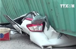 Kinh hoàng vụ container đè bẹp ô tô, 2 người chết tại chỗ