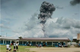 Núi lửa phun trào, khói bụi bốc cao 3.000m ở Indonesia 