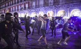 Làm loạn thành Madrid, 8 CĐV Leicester bị cảnh sát Tây Ban Nha bắt giữ
