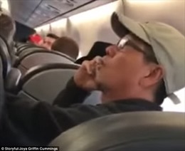 Lần đầu xuất hiện clip trước khi bác sĩ gốc Việt bị lôi khỏi máy bay United Airlines
