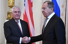 Lavrov bắt tay lạnh nhạt, Putin không chụp ảnh với Ngoại trưởng Mỹ