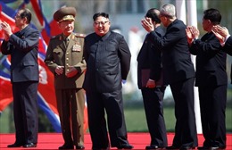 Bất chấp tàu sân bay Mỹ tới răn đe, ông Kim Jong-un vẫn cười rạng rỡ tham gia sự kiện