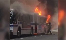 Xe buýt cháy lớn, dân Mỹ lo sợ tưởng có vụ nổ