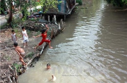 Cảnh báo tình trạng nắng nóng, trẻ em tắm sông, suối